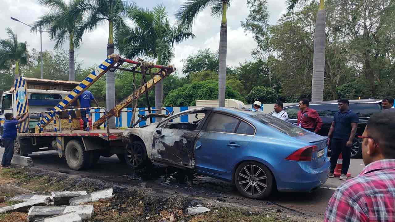 RGIA | శంషాబాద్ ఎయిర్‌పోర్టులో కారులో మంటలు