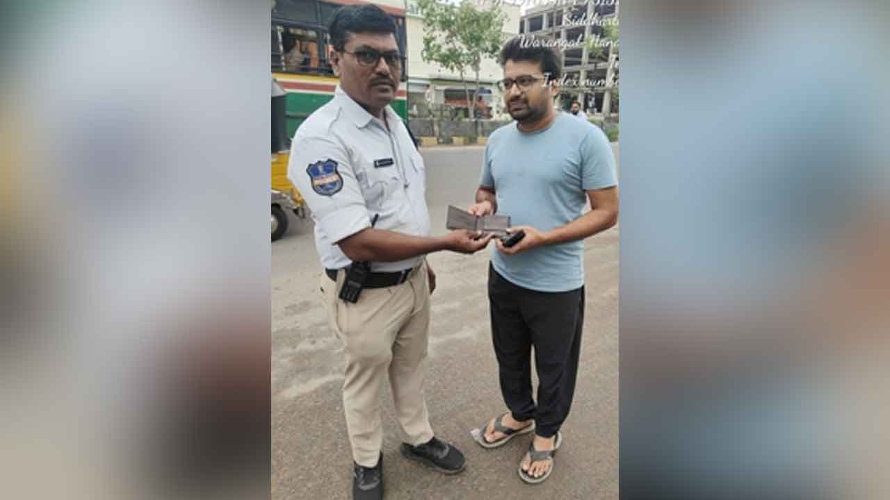 Kazipet | పోగొట్టుకున్న పర్సును బాధితుడికి అప్పగించిన ట్రాఫిక్ పోలీసులు