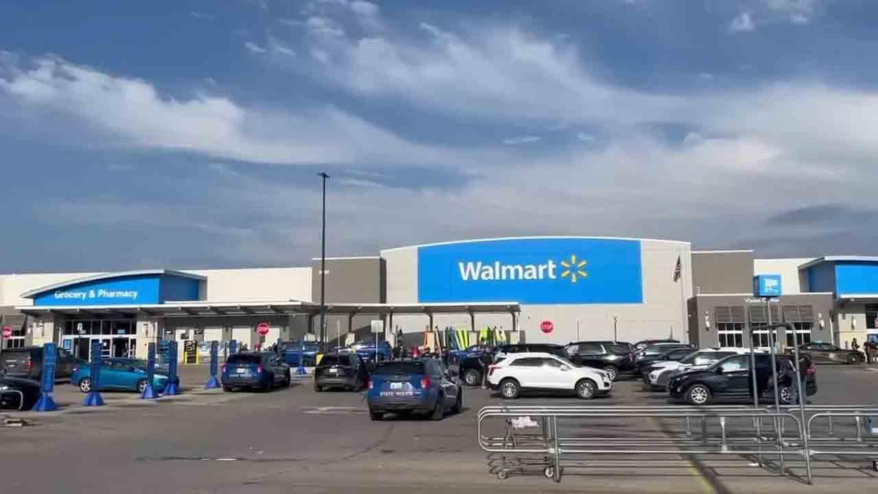 Walmart | వాల్‌మార్ట్‌లో వినియోగదారులపై కత్తితో దాడి..  