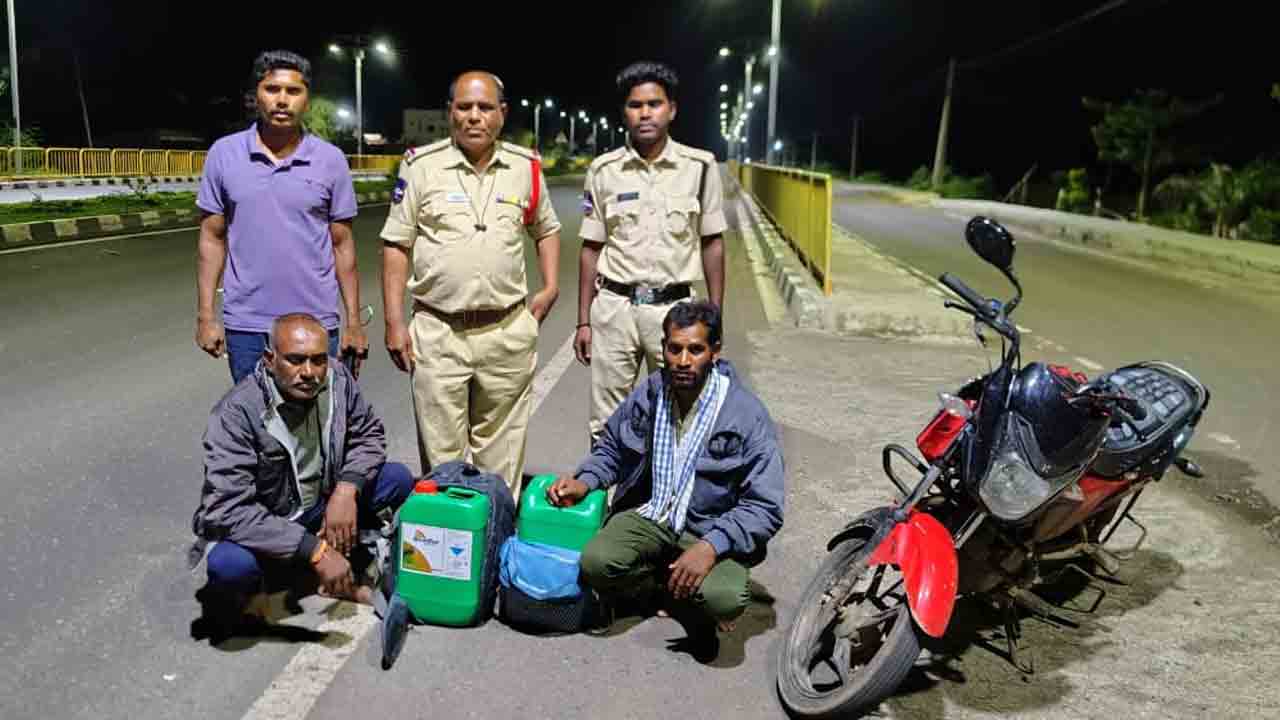 అక్రమంగా తరలిస్తున్న నిషేధిత గడ్డిమందు పట్టివేత