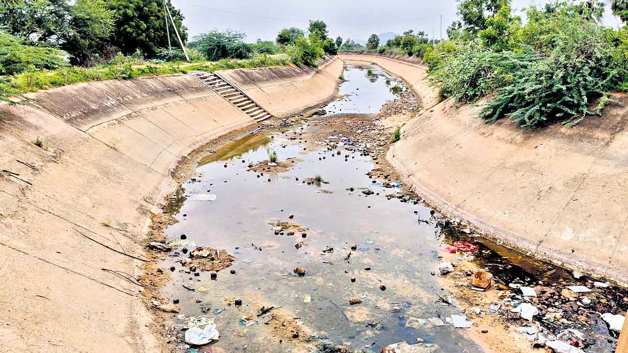 నాడు కాలువల్లో నీళ్లు.. నేడు కన్నీళ్లు!