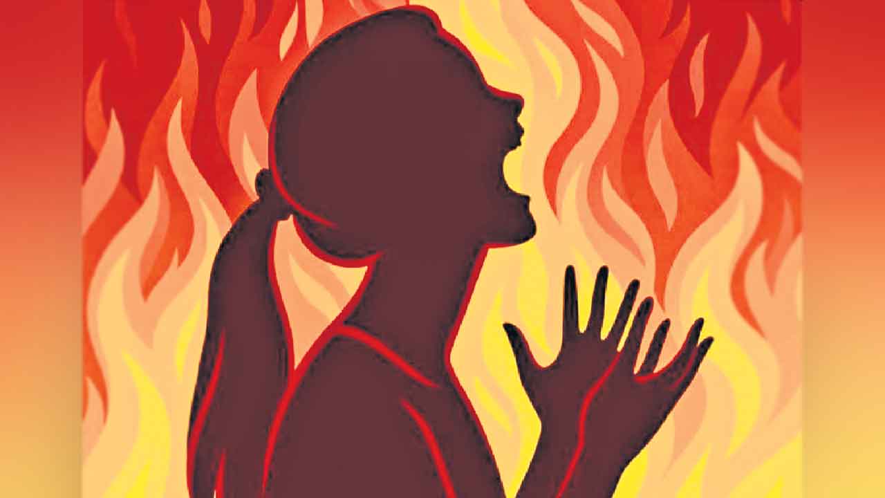 ఒకరికి నిప్పు.. మరొకరిపై డిజిటల్‌ రేప్‌