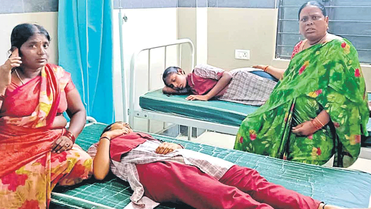 గిరిజన ఆశ్రమ పాఠశాలలో ముగ్గురు విద్యార్థినులకు అస్వస్థత