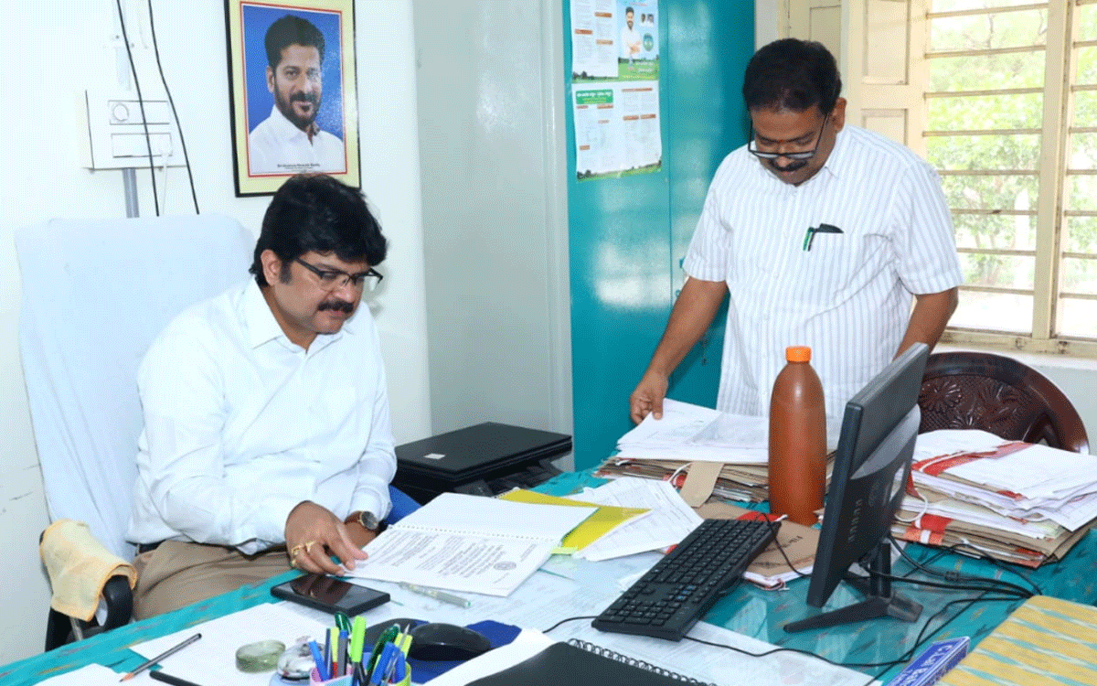 Ramannapeta : తప్పిదాలకు తావు లేకుండా దరఖాస్తులను పరిశీలించాలి : కలెక్టర్ హనుమంతరావు