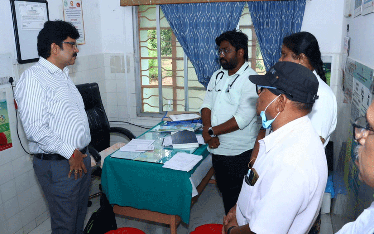 Yadagirigutta : గుట్ట పీహెచ్‌సీ సిబ్బంది తీరుపై కలెక్టర్ హ‌నుమంత‌రావు సీరియస్