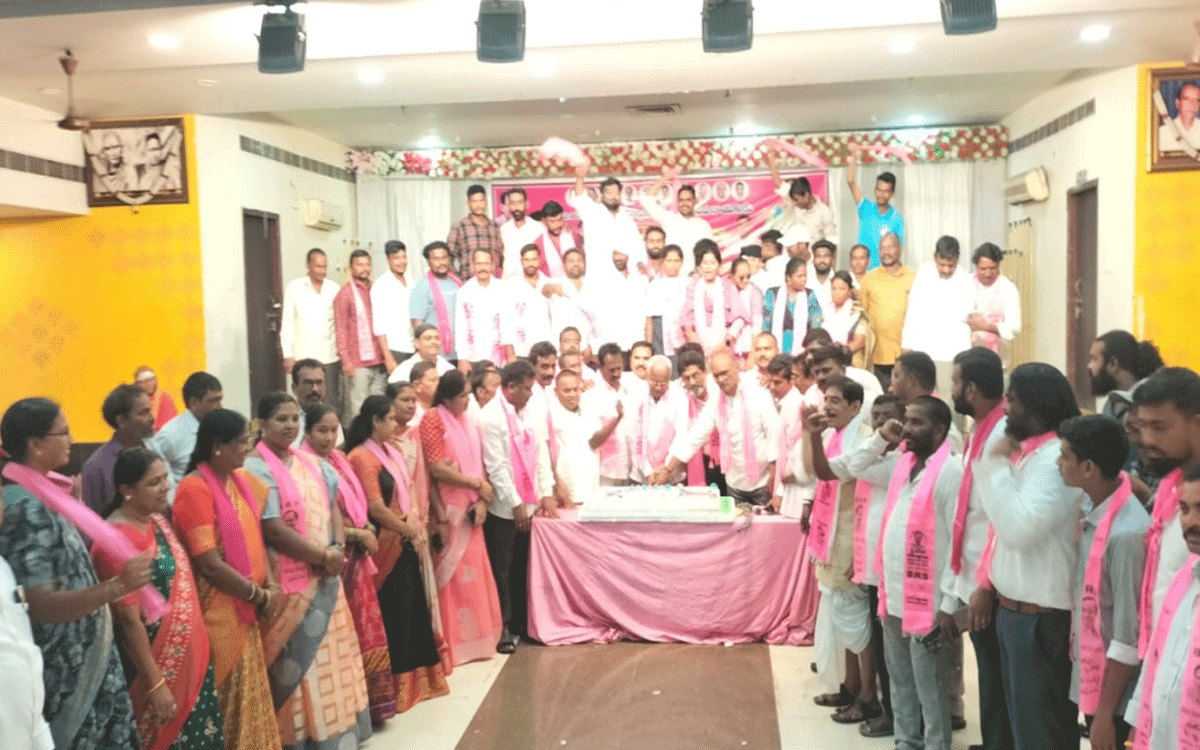 Yellandu : ఇల్లెందులో ఘనంగా కేటీఆర్ జన్మదిన వేడుకలు