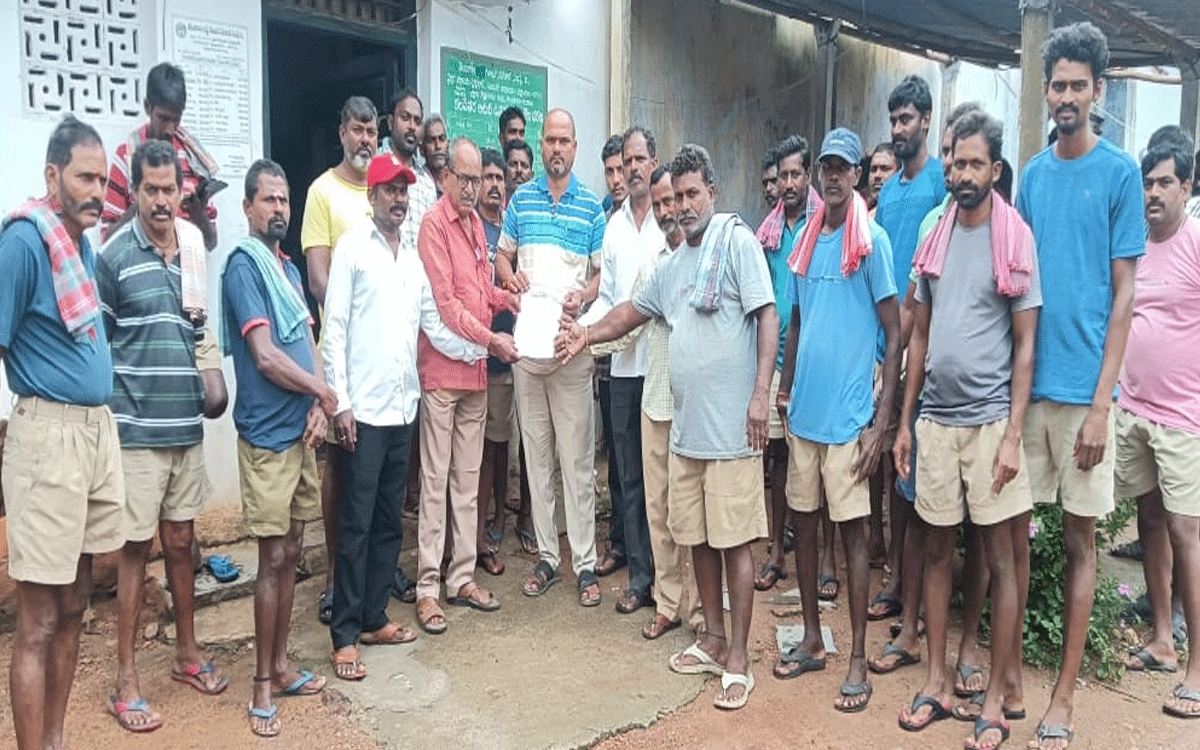 Yellandu : హమాలీ కార్మికులకు పీఎఫ్, ఈఎస్ఐ సౌకర్యం కల్పించాలి : టీయూసీఐ నాయ‌కులు