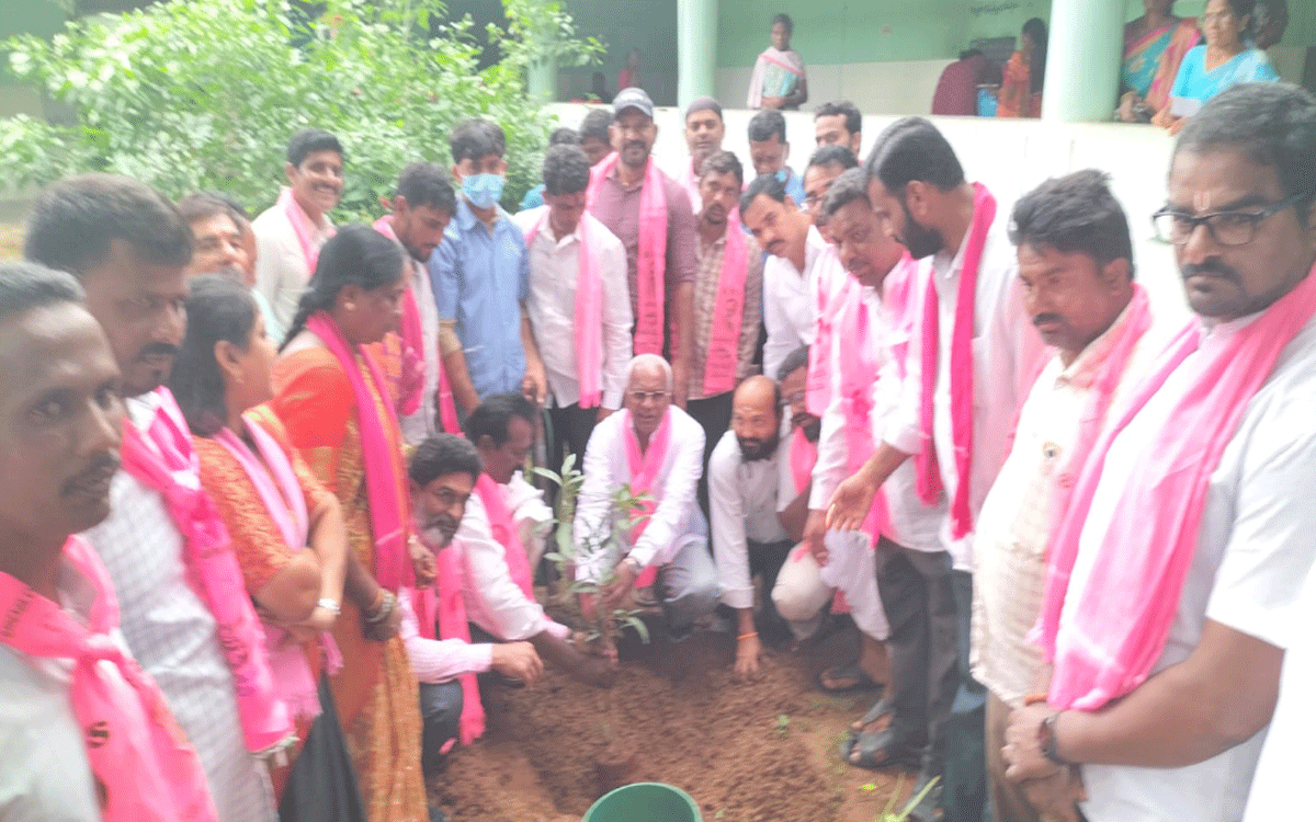 Yellandu : ఇల్లెందులో ఘనంగా కేటీఆర్ జన్మదిన వేడుకలు
