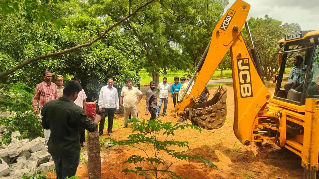 Yenekepally | ప్ర‌భుత్వ భూములు క‌బ్జా.. క‌బ్జాదారుల గుండెల్లో రైళ్లు ప‌రుగెత్తిస్తున్న త‌హ‌సీల్దార్