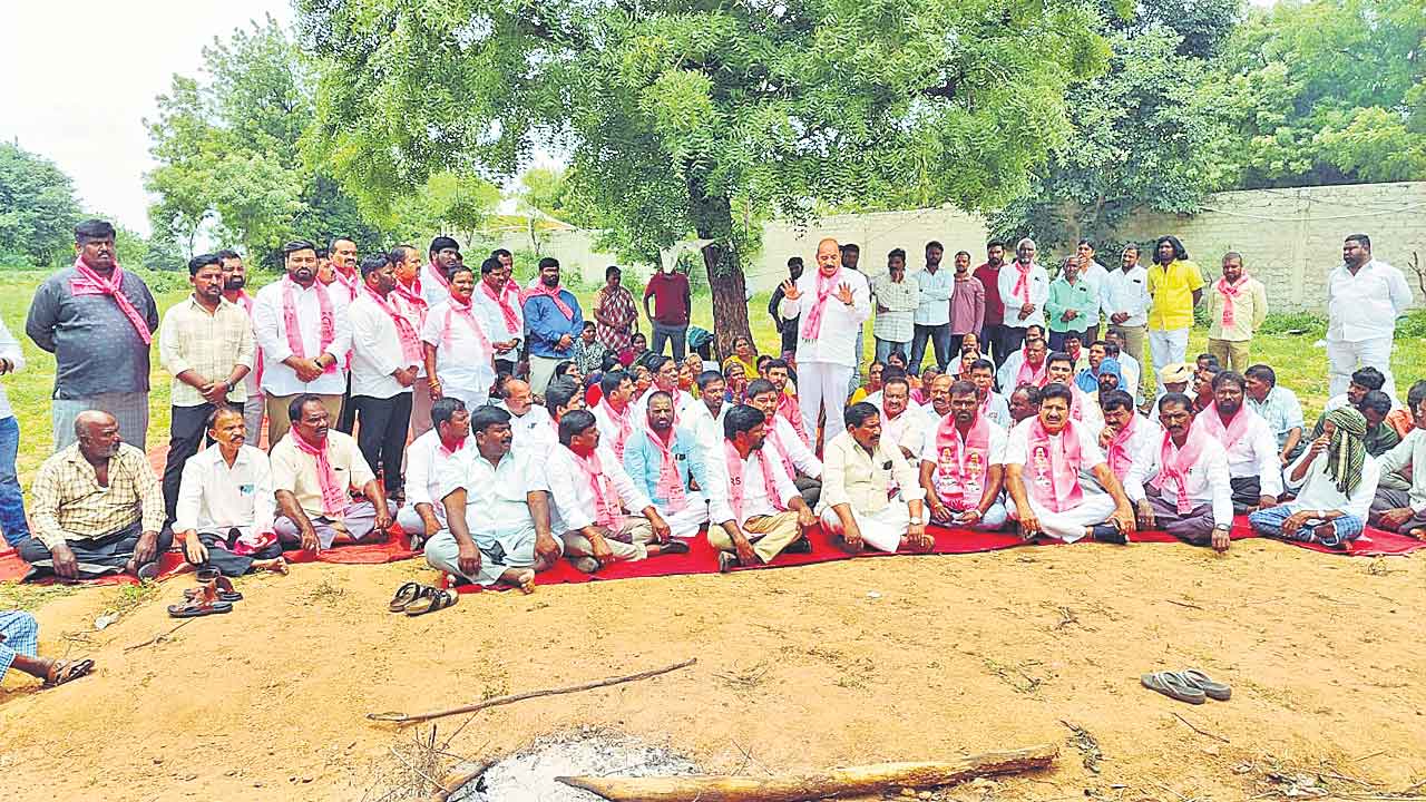 మా భూములు మాకేనని..!