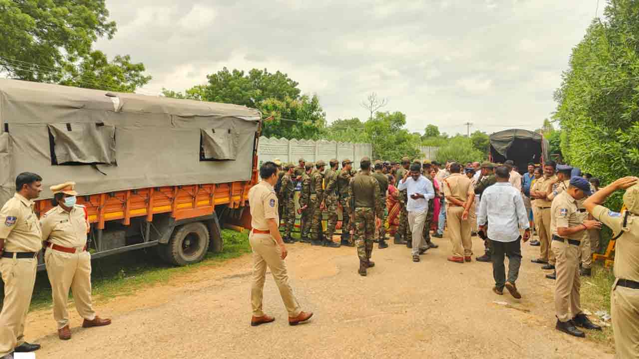 Yenkepally | పోలీసులు పహారాలో ఎన్కేపల్లి భూముల సర్వే.. సీఎం రేవంత్‌కు మ‌హిళ‌ల శాప‌నార్థాలు