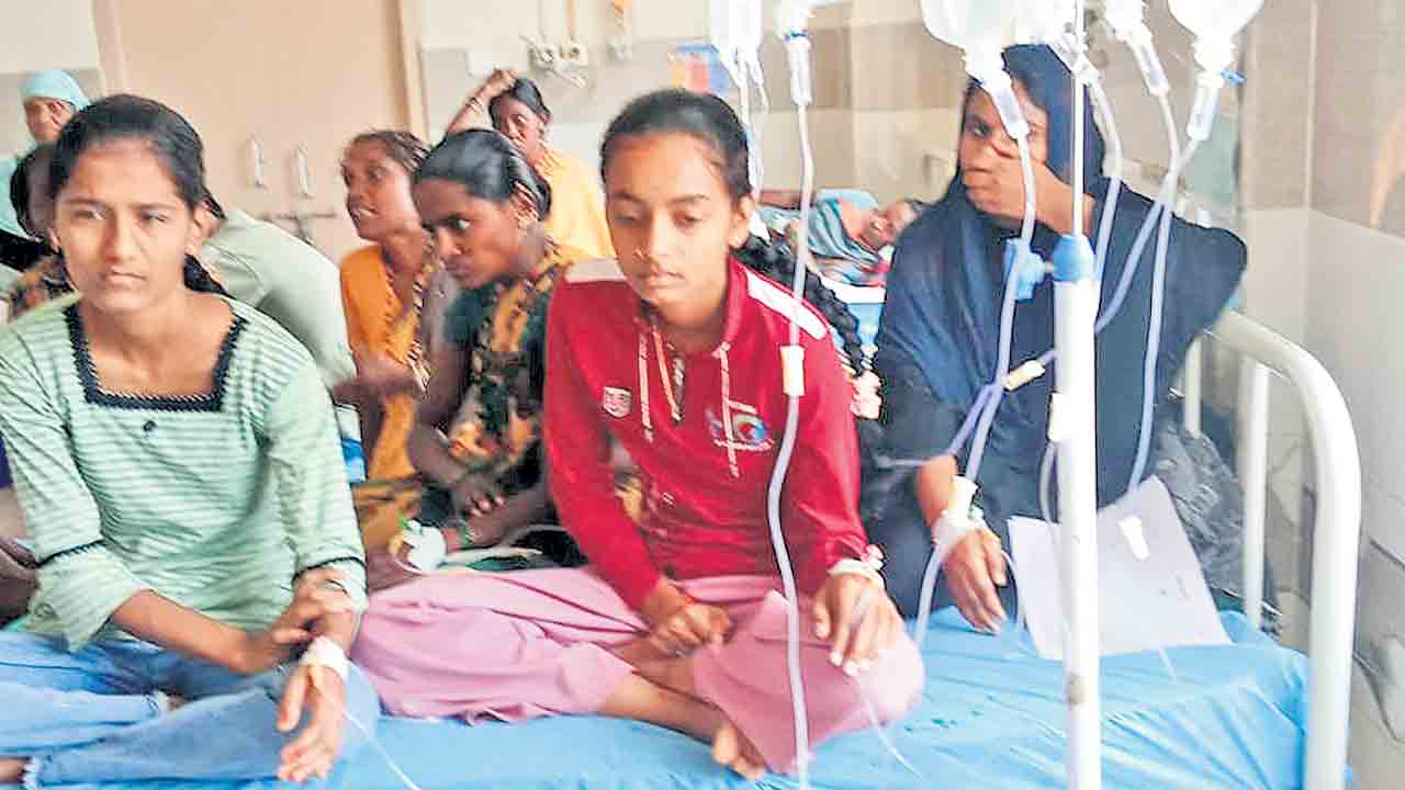 ఒకే బెడ్డుపై నలుగురికి చికిత్స