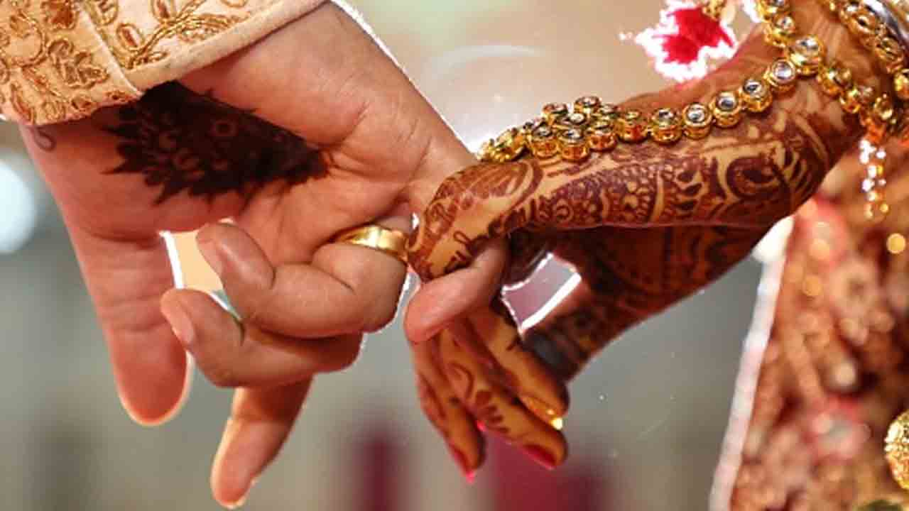 అదృశ్యమైన అక్కాచెల్లెళ్లు.. దంపతులుగా తిరిగొచ్చారు!