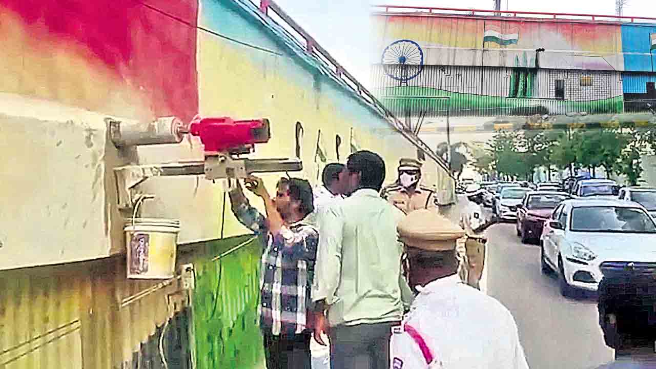 సిటీలో ఫ్లైఓవర్లకు చిల్లు.. వరద తొలగింపునకు కాంగ్రెస్‌ సర్కారు వింతచేష్టలు