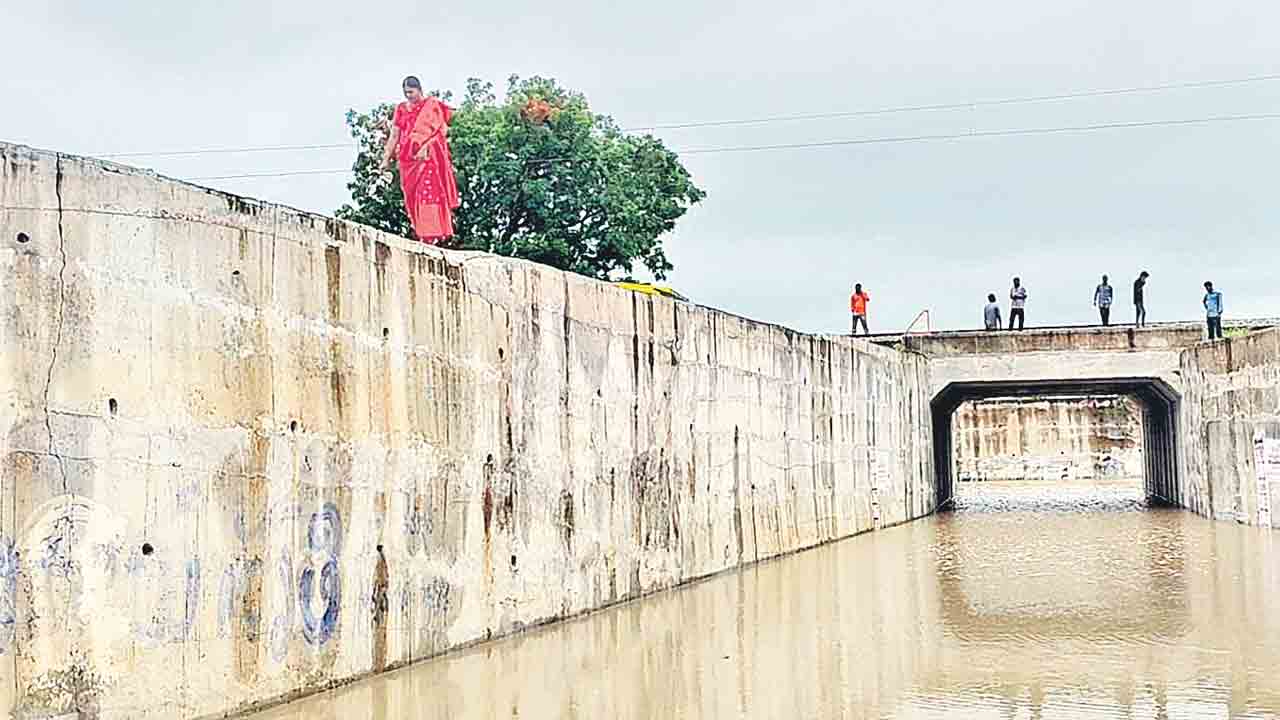 సోదరుడికి రాఖీ కట్టేందుకు అక్క సాహసం