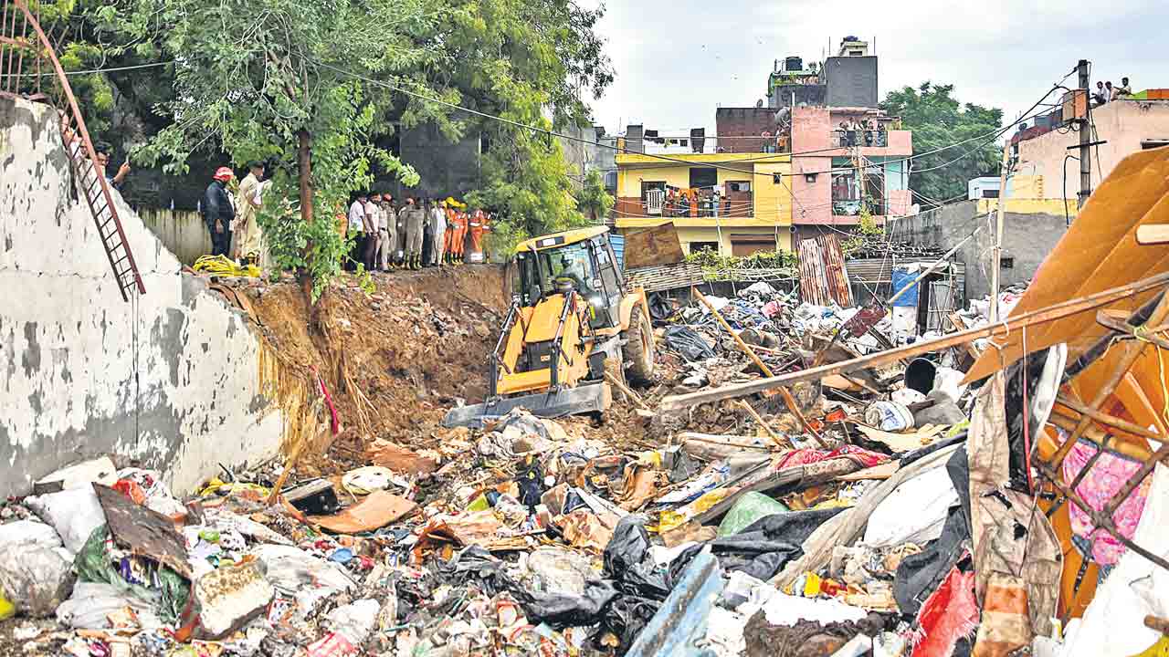 ఢిల్లీలో 300కు పైగా విమానాలు ఆలస్యం.. గోడ కూలి ఎనిమిది మంది మృతి