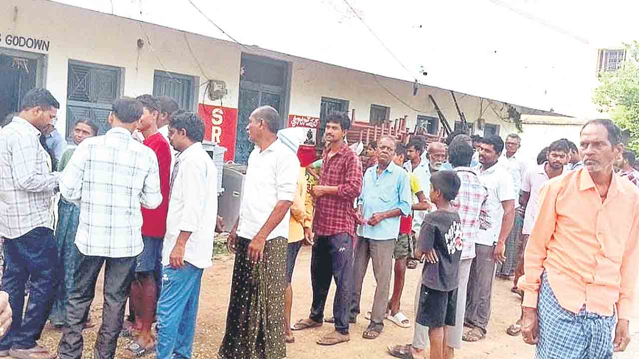 పండుగపూటా పడిగాపులే.. యూరియా కోసం రైతుల తిప్పలు