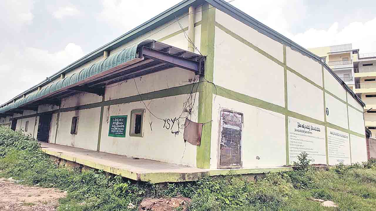 ఆ గోదాంలు ఖాళీ.. ఆదాయం కోల్పోతున్న మార్కెట్‌ కమిటీ