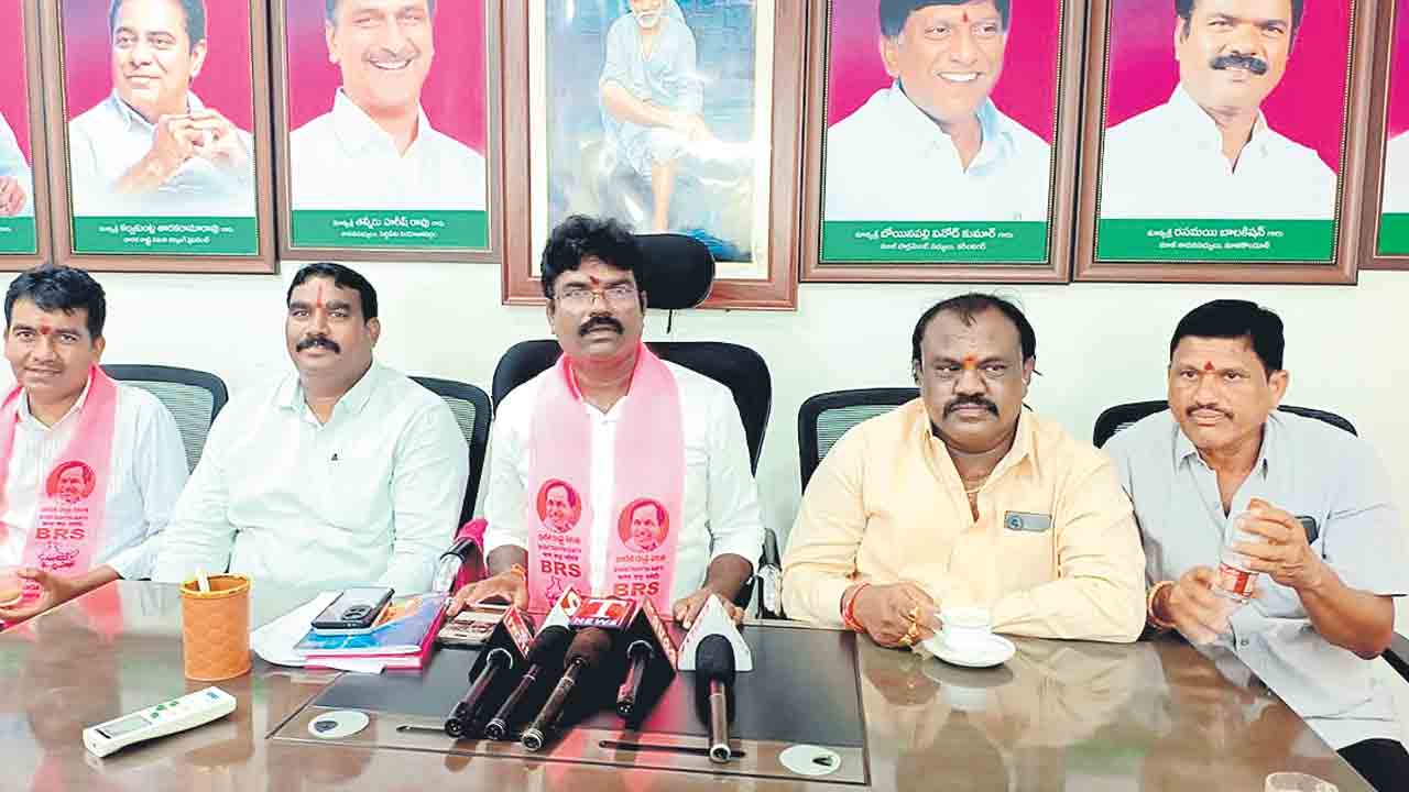 రైతులపాలిట శాపంగా కాంగ్రెస్‌.. యూరియా కోసం సొసైటీ వద్ద చెప్పుల క్యూలైన్‌ పెట్టాల్సిన పరిస్థితి