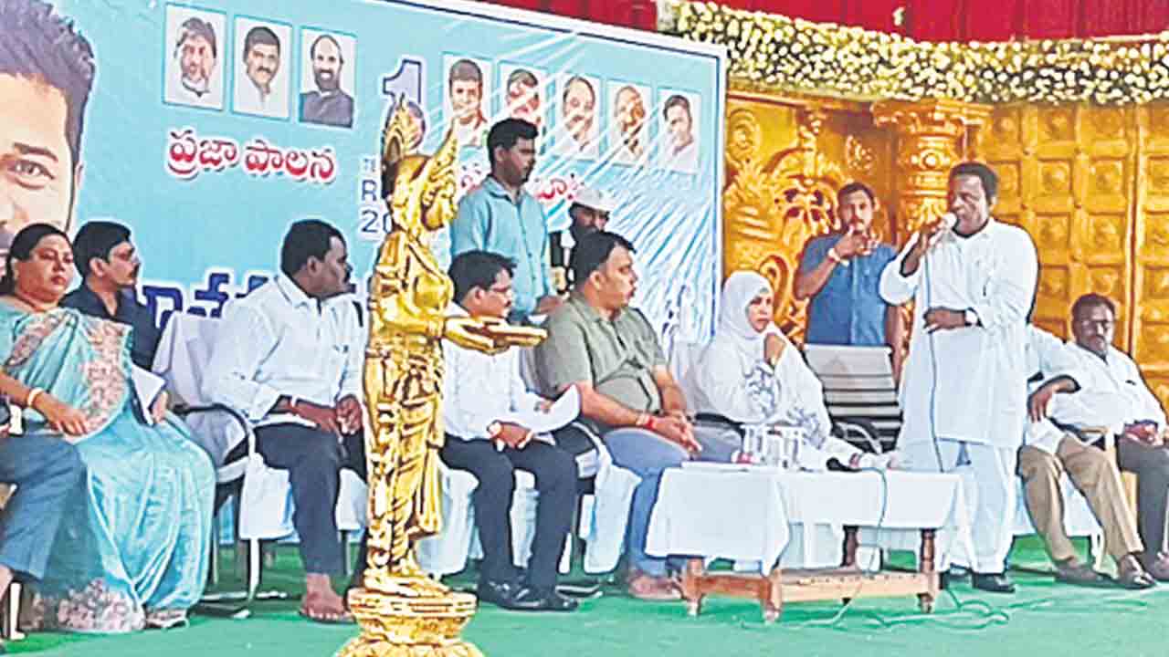 గ్రామాల్లో మమ్మల్ని తిడుతున్నరు.. ఇందిరమ్మ ఇండ్లకు ఇసుక దొరకట్లే