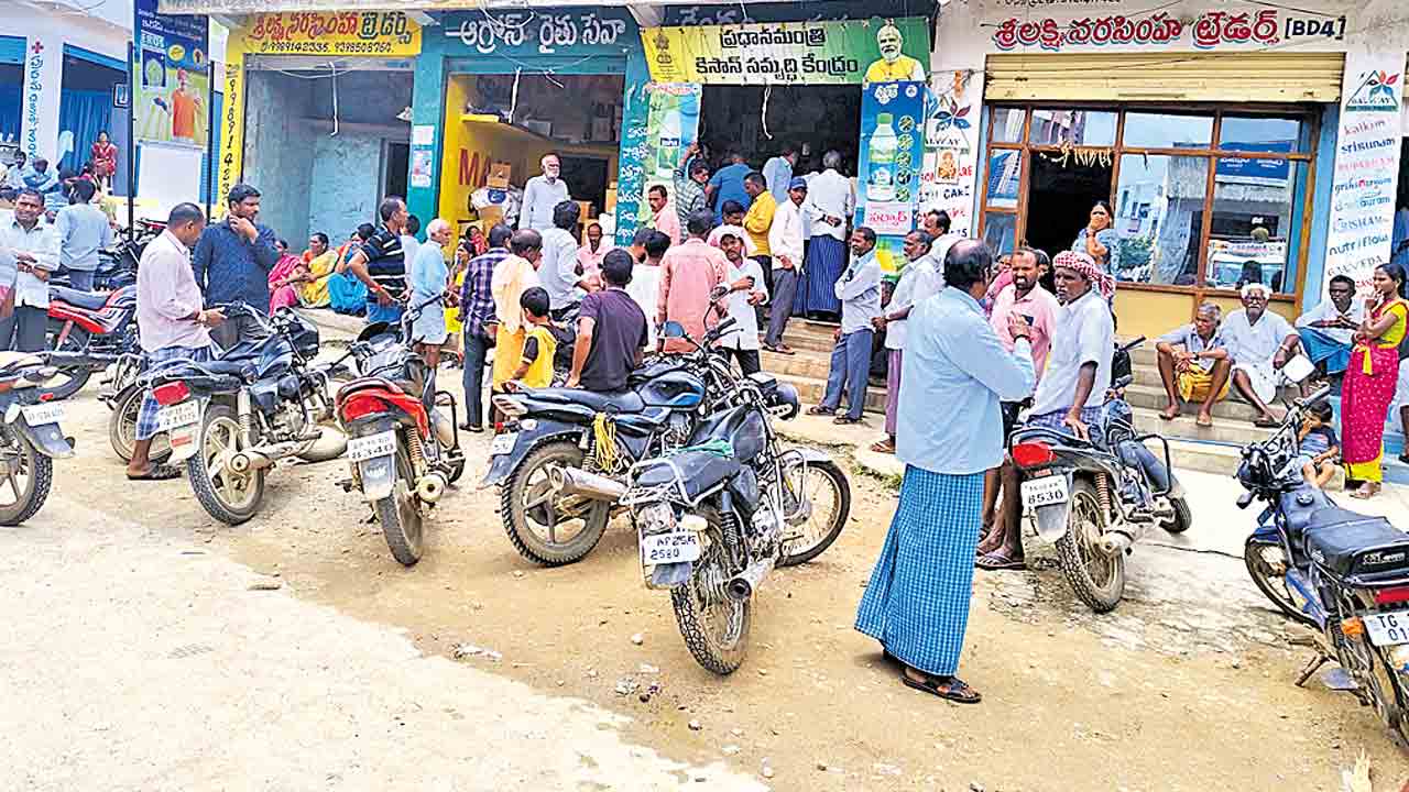 Urea | యూరియా కోసం అదే గోస? 24 గంటల్లోనే రుద్రంగి రైతు సేవా కేంద్రం ఎదుట మళ్లీ బారులు