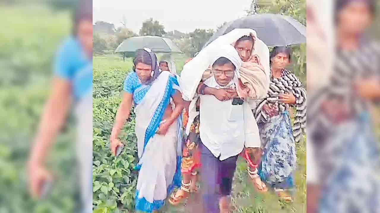 Sangareddy | నిండుగర్భిణికి నరకయాతన.. రెండు కిలోమీటర్లు వీపుపై మోసుకెళ్లిన భర్త
