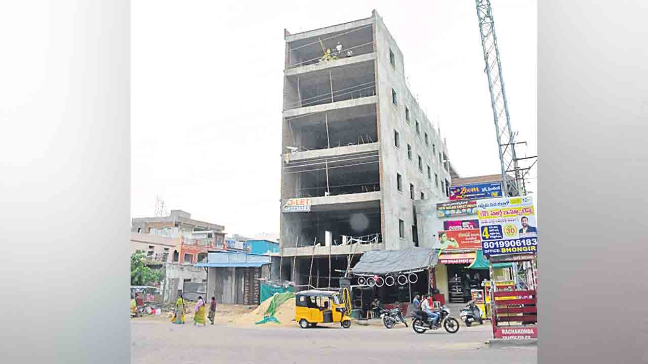 భువనగిరిలో అక్రమ నిర్మాణాలు.. నిబంధనలు పాటించకుండానే కట్టడాలు