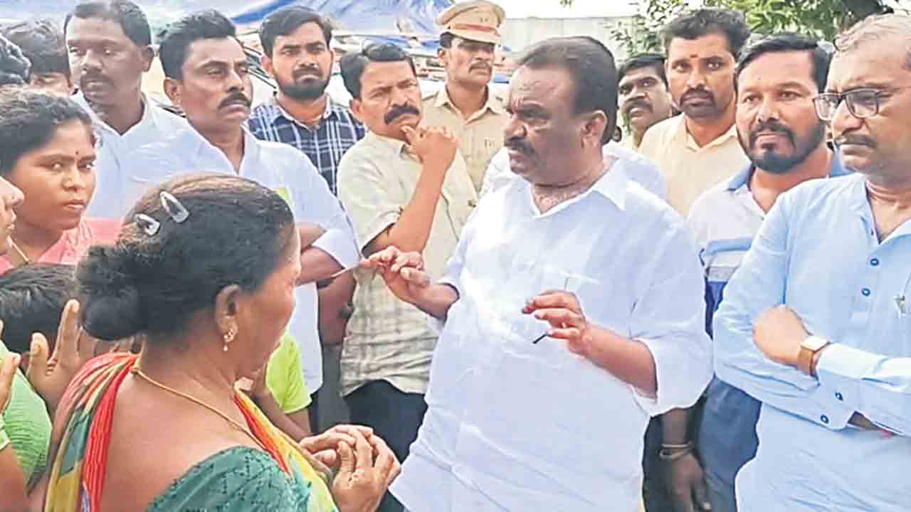 పేద కుటుంబానికి ఇందిరమ్మ ఇల్లు మంజూరు