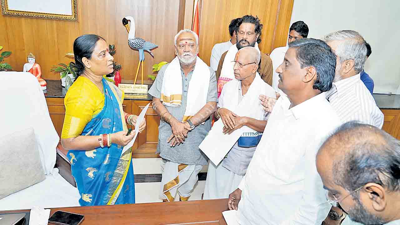 ప్రత్యేక దేవాదాయ ధర్మాదాయ శాఖ చట్టం రూపొందించండి