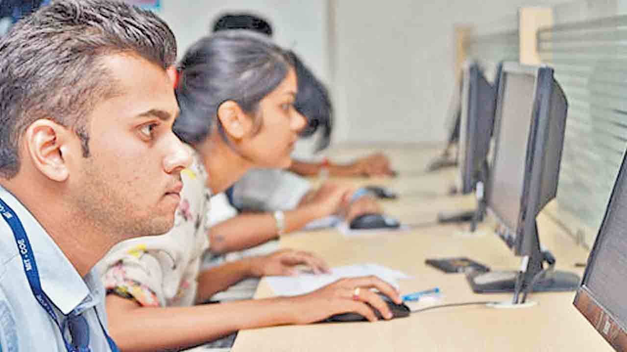 ఇంజినీరింగ్‌ కాలేజీల ఫీజుల దందా.. అక్రమంగా ఫీజులు వసూలు చేస్తున్న ప్రైవేట్‌ కాలేజీలు