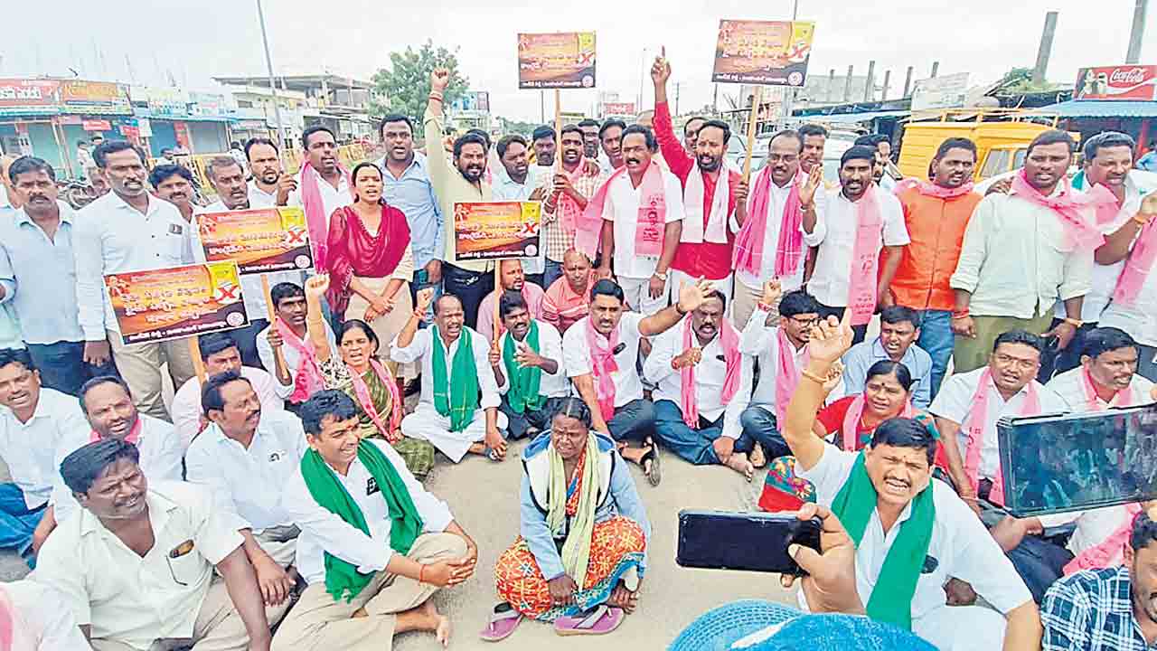 ఎరువులు ఇచ్చేదాకా ఊరుకోం