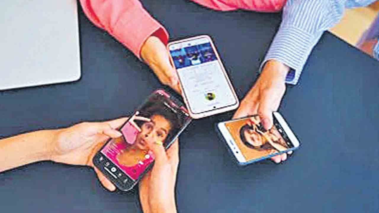 రీల్స్‌ మత్తు.. మెదడు చిత్తు.. అతిగా చూడటం మద్యపానం, జూదంతో సమానం