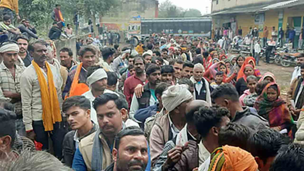 యూపీలో రైతులపై విరిగిన లాఠీ.. ఎరువుల కోసం రోడ్డెక్కిన అన్నదాత