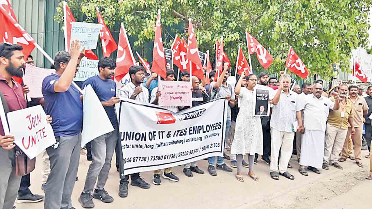 టీసీఎస్ లేఆఫ్లపై ఉద్యోగుల నిరసన