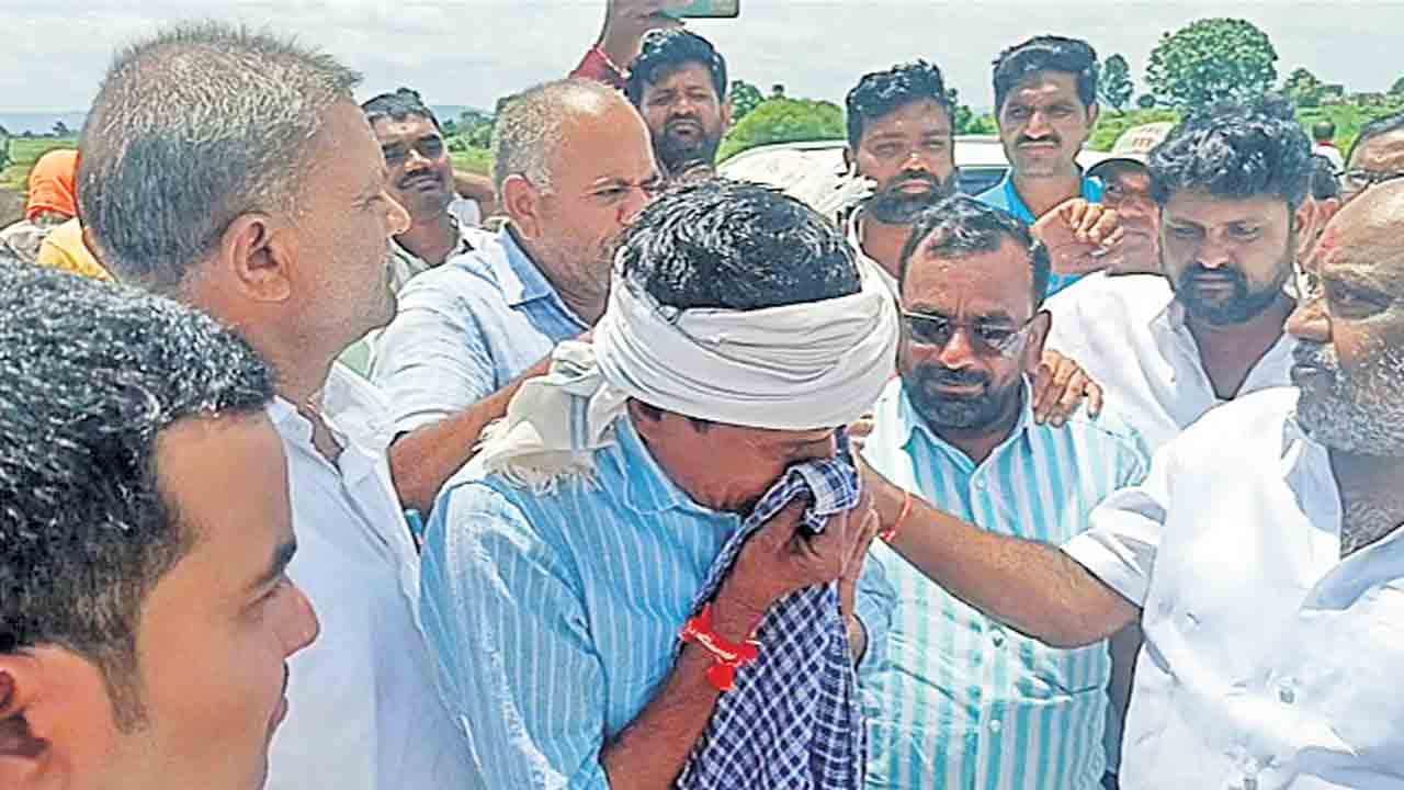 ఆదిలాబాద్‌ జిల్లా బేల మండలంలోని సాంగిడిలో మాజీ మంత్రి జోగు రామన్నకు రోదిస్తూ పంట నష్టపోయినట్టు చెబుతున్న రైతు లచ్చన్న