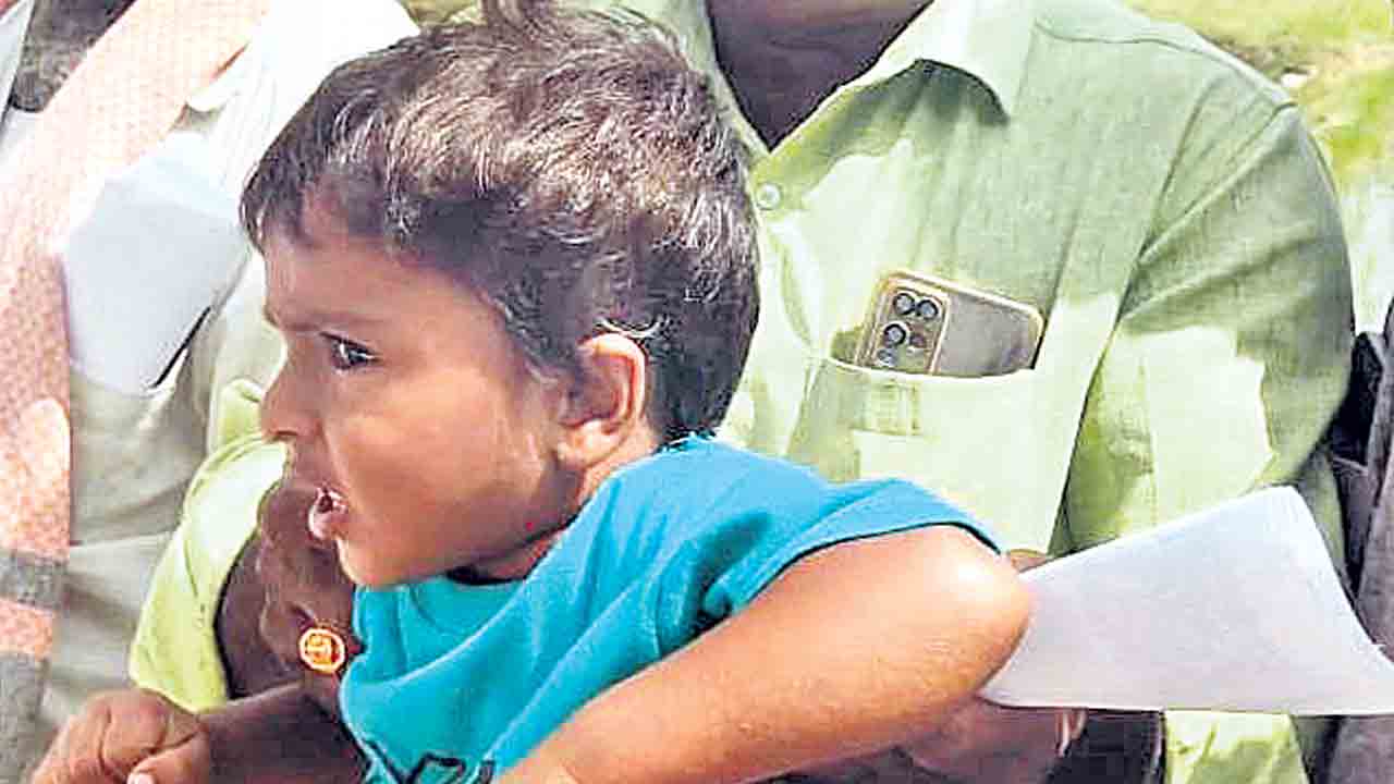 నల్లగొండ జిల్లా నాగార్జున సాగర్‌ నియోజకవర్గం హాలియాలోని కొత్తపల్లి సహకార సంఘంలో బడికి వెళ్లే తన ఏడేండ్ల కుమారుడిని తీసుకొచ్చి ఓ రైతు క్యూలో నిలబెట్టారు. కొందరు కూలీలను తీసుకువచ్చి రోజుకు రూ.50 చొప్పున చెల్లించి లైన్లో నిలబెడుతున్నారు. 