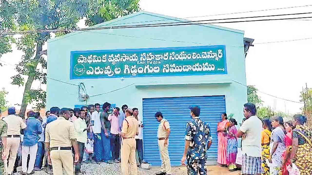 మంచిర్యాల జిల్లా చెన్నూర్‌ పీఏసీఎస్‌ వద్ద యూరియా కోసం బారులు తీరిన రైతులు