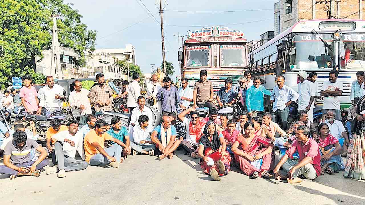 మహబూబాబాద్‌ జిల్లా మరిపెడలో యూరియా కోసం ఖమ్మం-వరంగల్‌ రహదారిపై ధర్నా చేస్తున్న రైతులు 