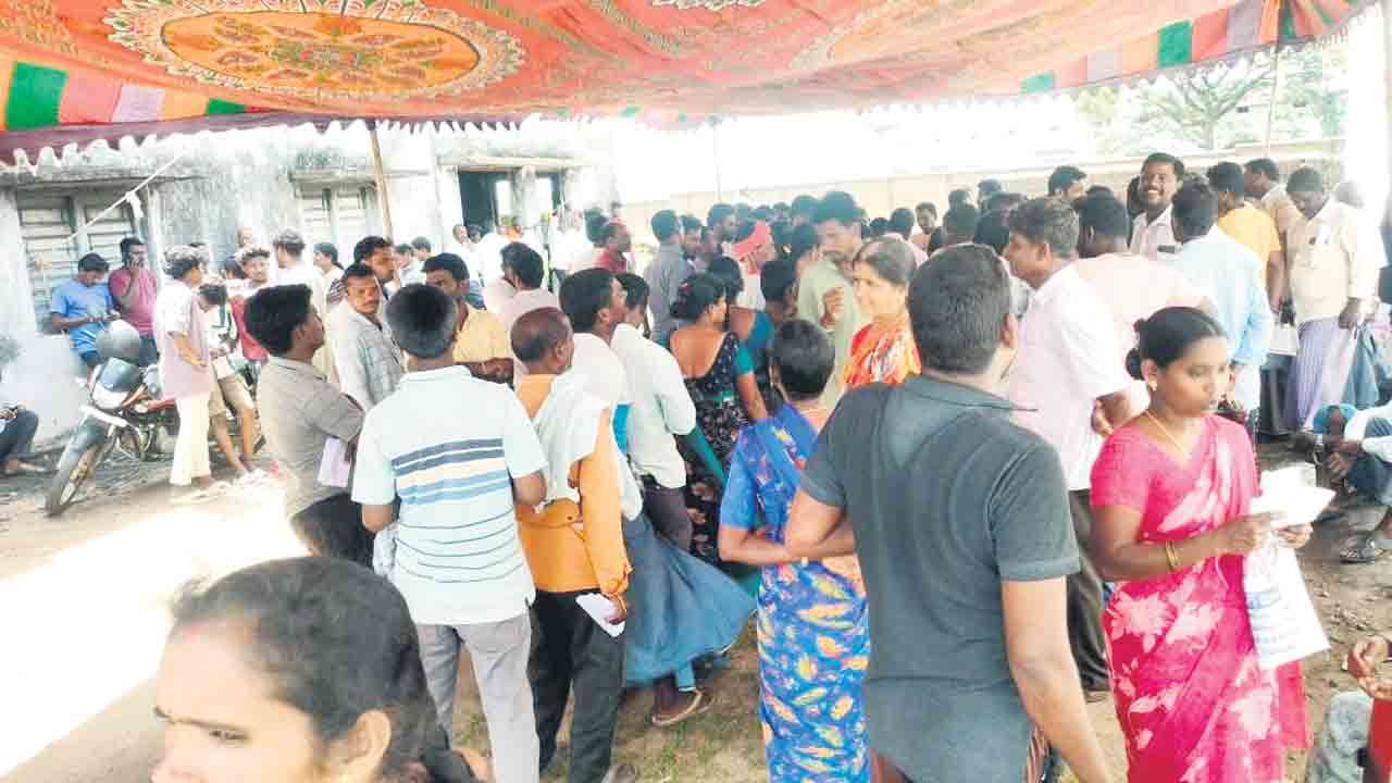 యూరియా సరిపోయేదెలా.. కరీంనగర్‌ జిల్లాలో ఉన్నది 729 మెట్రిక్‌ టన్నులే