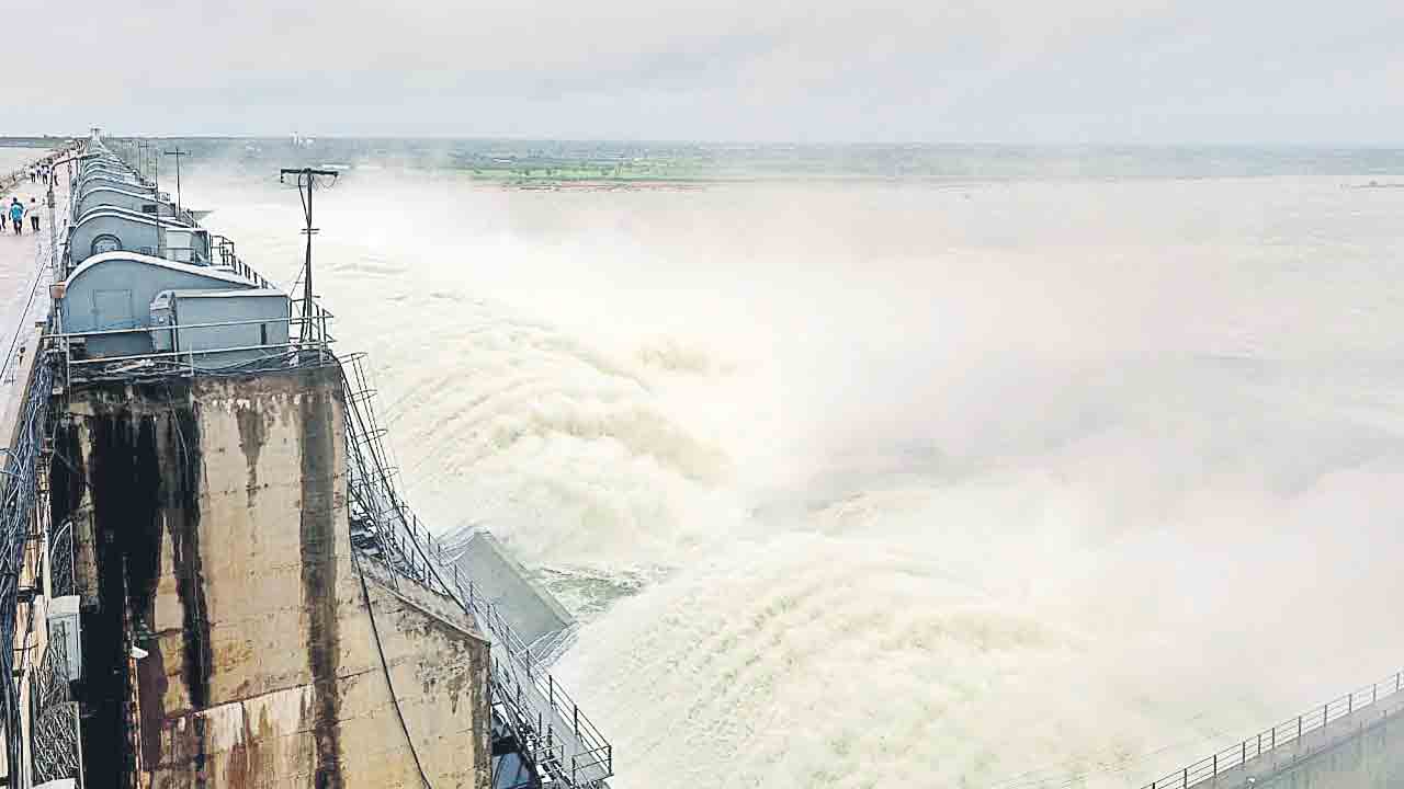 ఎస్సారెస్పీ 16గేట్లు ఎత్తివేత