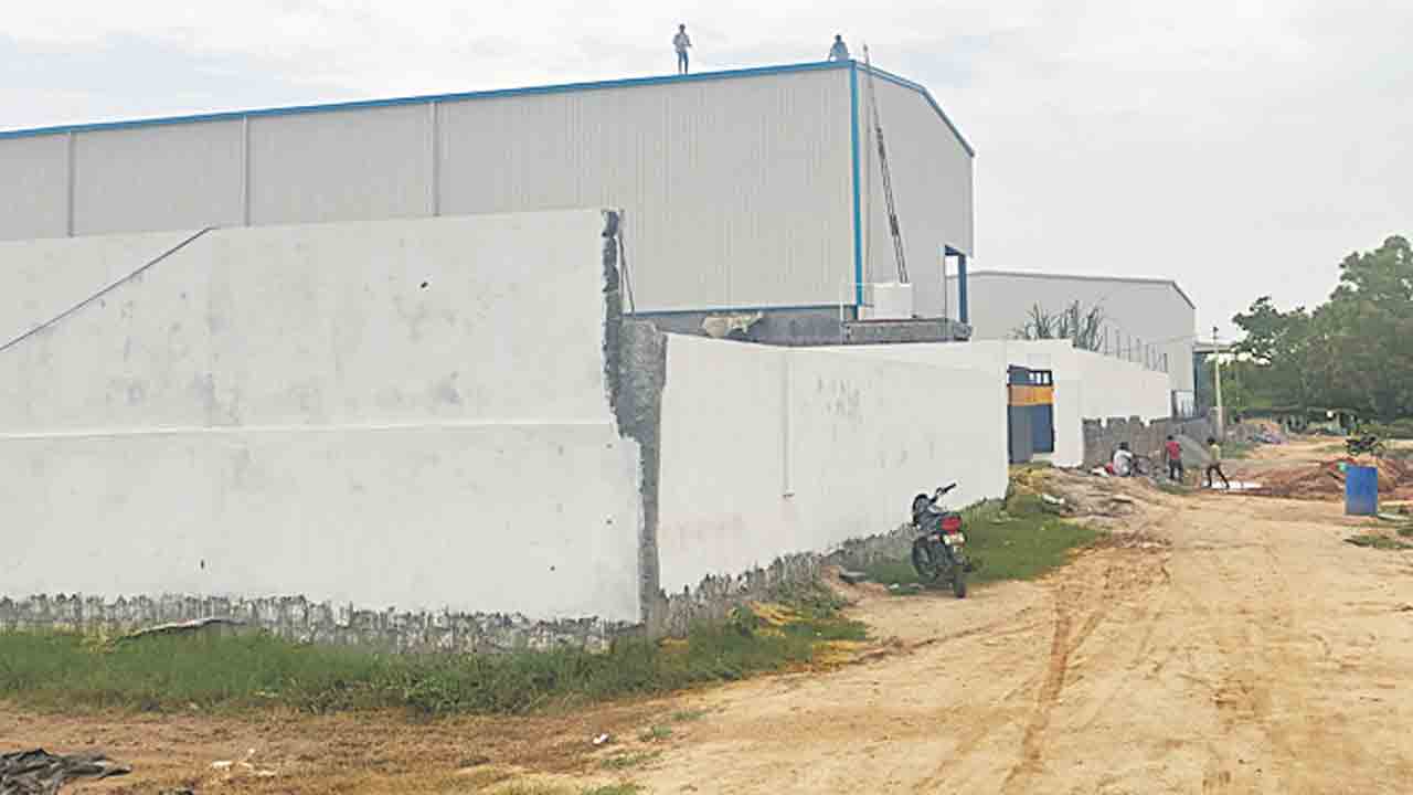 అధికారులూ.. ఇటు చూడరూ !