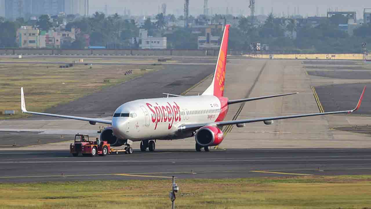 రన్‌వేపై నిలిచిన విమానం.. శంషాబాద్‌ నుంచి తిరుపతికి వెళ్తుండగా సాంకేతికలోపం