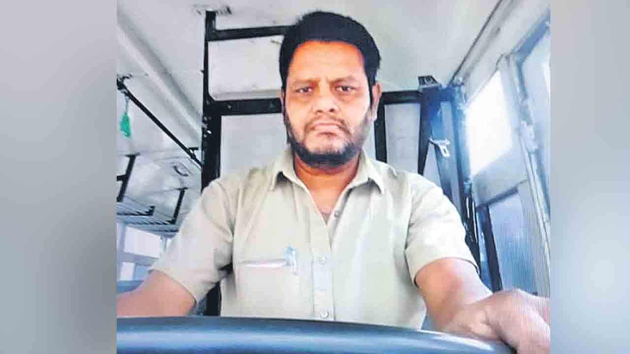 మరో ఆర్టీసీ డ్రైవర్‌ ఆత్మహత్యాయత్నం.. ఖమ్మం ఆర్‌ఎం కార్యాలయం వద్ద ఘటన