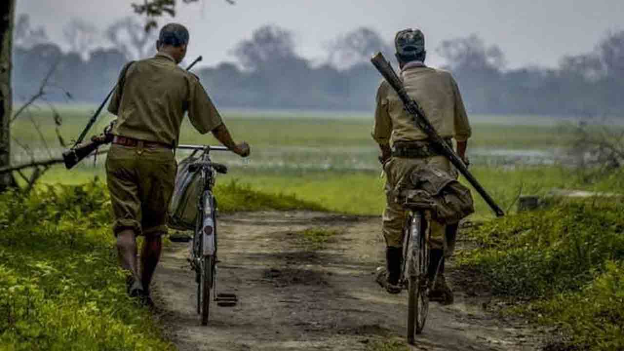 ఫారెస్ట్‌ ఆఫీసర్లపై చర్యలు తీసుకోవాలి