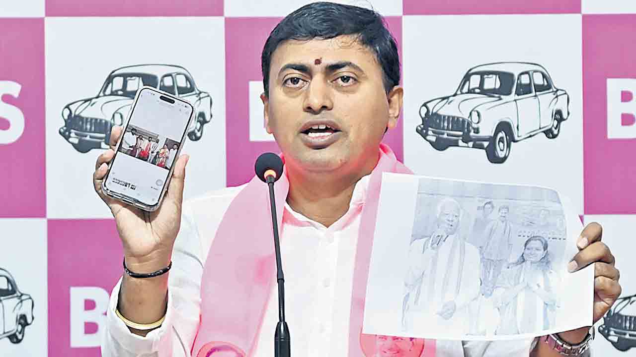 ఊసరవెల్లిలా కడియం తీరు.. పార్టీ మారానని చెప్పడానికి కడియంకు భయమేసిందా?