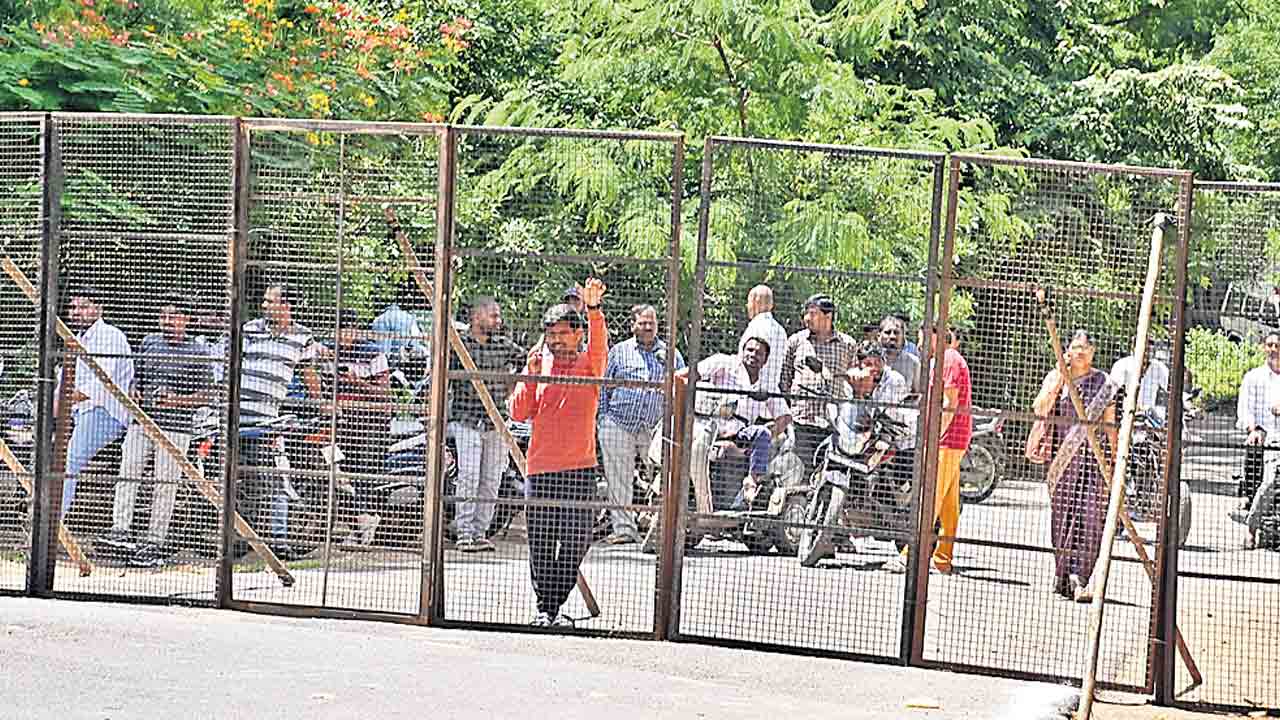 ఉస్మానియాపై ఉక్కుపాదం.. కంచెల మాటున రేవంత్‌ పర్యటన