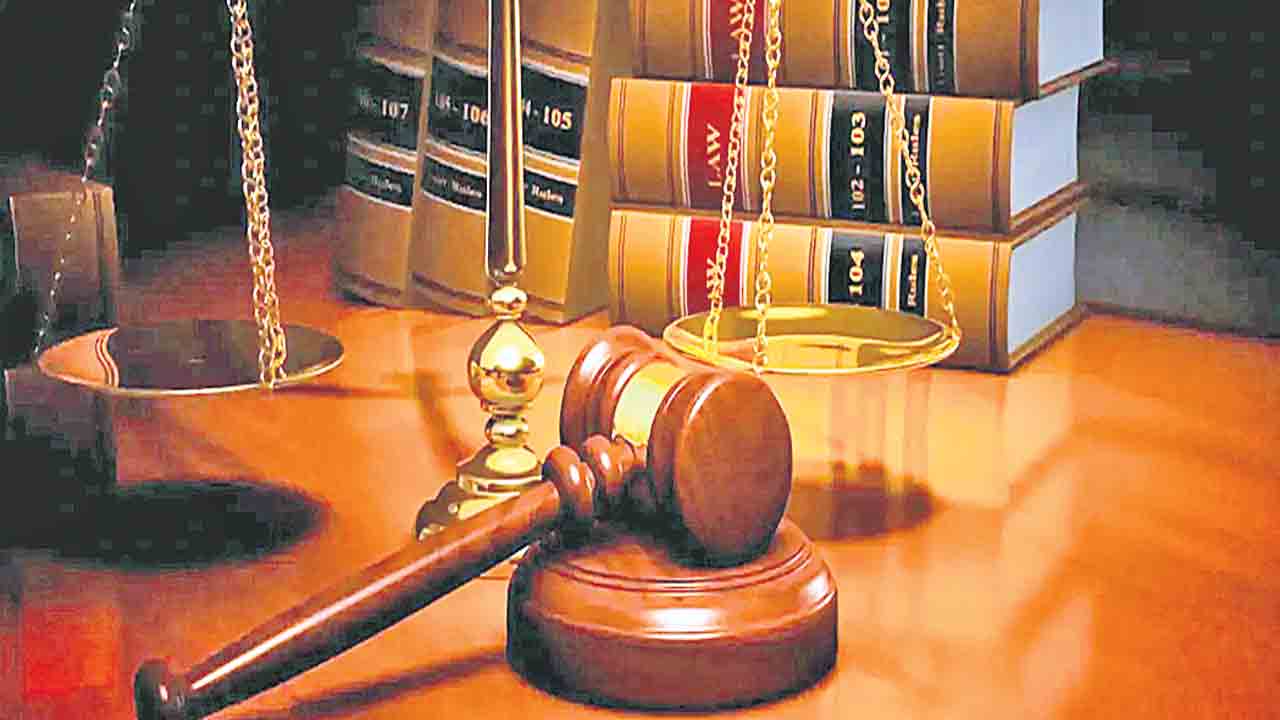 అనుకూల తీర్పు కోసం ముఖ్యనేత ఒత్తిడి.. విచారణ నుంచి తప్పుకున్న న్యాయమూర్తి