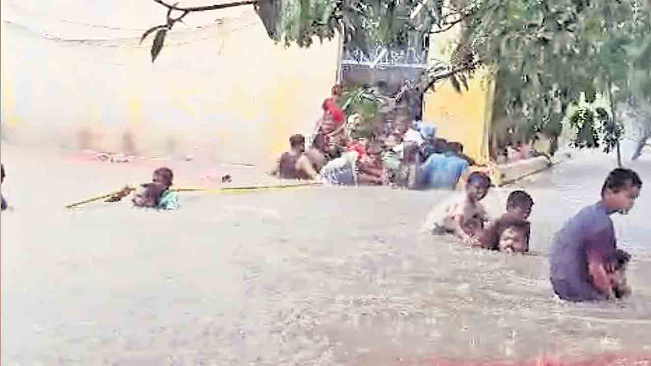 కామారెడ్డి జిల్లా కేంద్రంలోని సరంపల్లిలో ఎస్టీ గురుకుల పాఠశాలలో చిక్కుకున్న విద్యార్థులను తరలిస్తున్న సహాయ బృందాలు