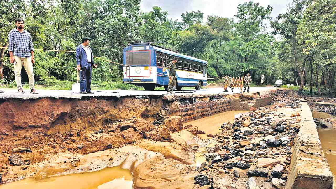 జిల్లాలోని పస్రా-తాడ్వాయి మధ్యలోని మండల తోగు వద్ద కోతకు గురైన 163 జాతీయ రహదారి