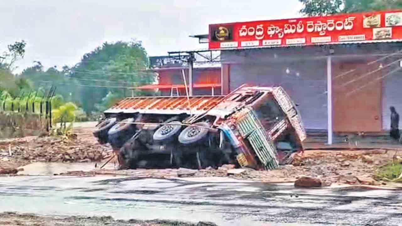 ములుగు కామారెడ్డి హౌసింగ్‌బోర్డు వద్ద కొట్టుకుపోయిన లారీ